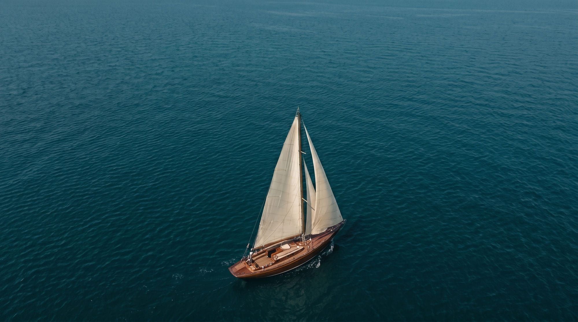 Klassische Segelyacht unter vollen Segeln auf dem offenen Bodensee