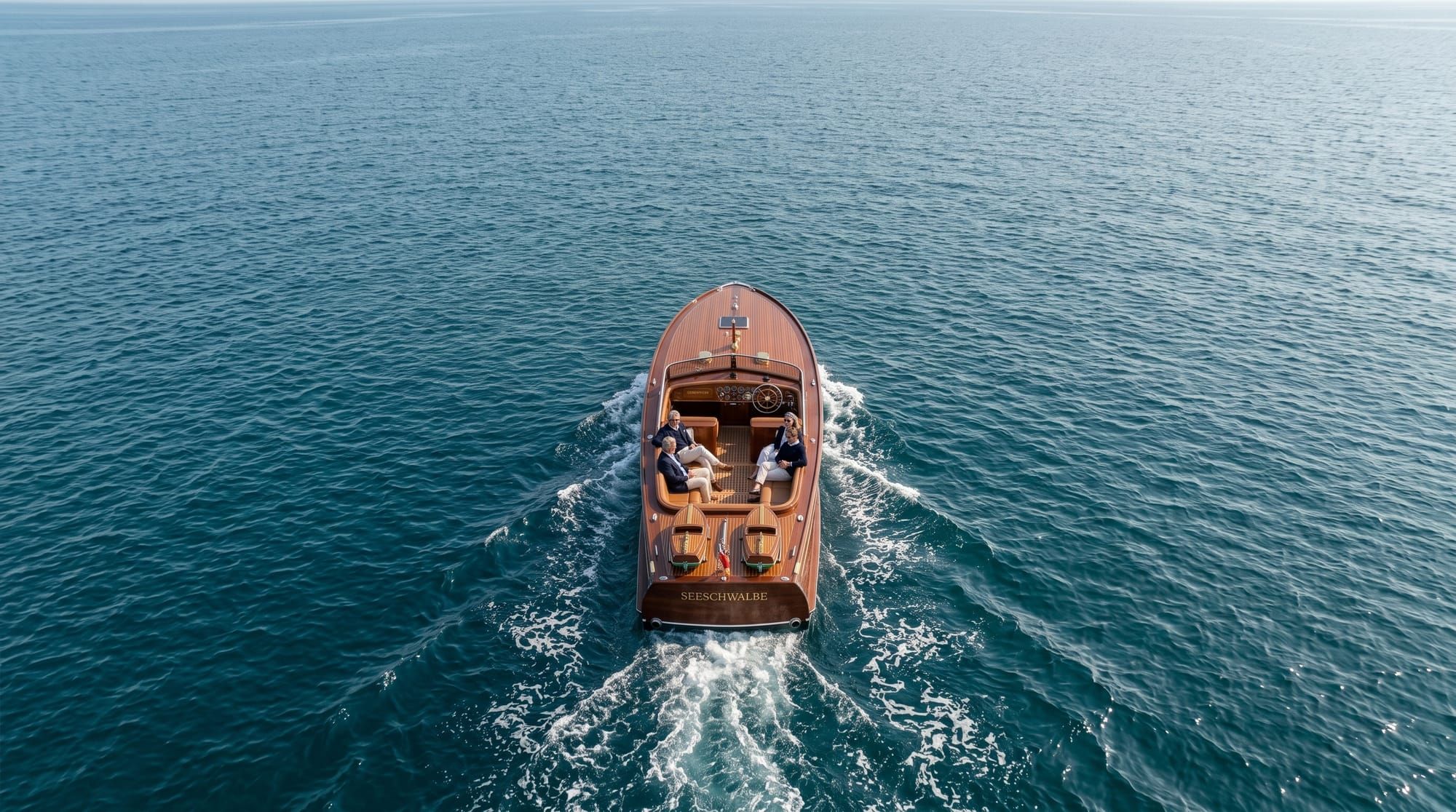 Die restaurierte Mahagoni-Motoryacht Seeschwalbe auf weitem, offenem Wasser